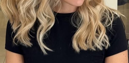 Voluminous blonde waves